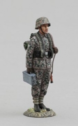 Club033 SS Infanteer with Ammunition Bandolier & Case Club033 SS Infanteer with Ammunition Bandolier & Case